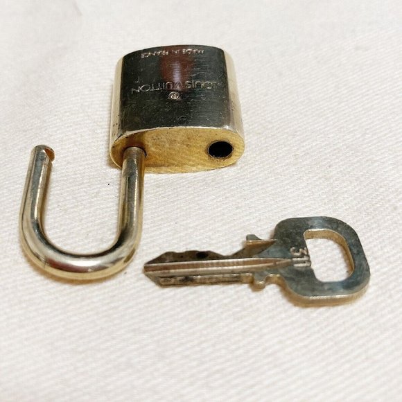 authenticity guaranteed LOUIS VUITTON LV 10 SET PADLOCK KEY BAG CHARM CADENA - Picture 4 of 4